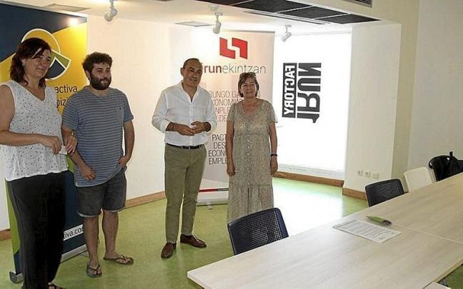 Los responsables de los talleres junto a P&aacute;ez, ayer en Irun Factory. | FOTO: N.G.