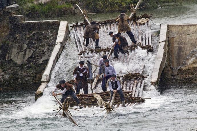 Almadieros bajan por el río Esca en el Día de la Almadía de 2017