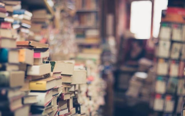 Pilas de libros en una biblioteca. Pilas de libros en una biblioteca.