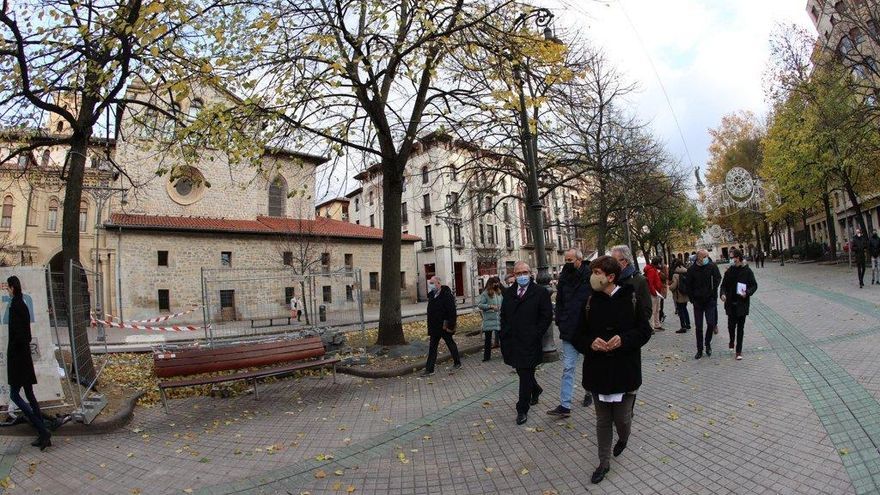 Miembros de la Comisión de Urbanismo visitan el Paseo de Sarasate durante las catas en el arbolado.