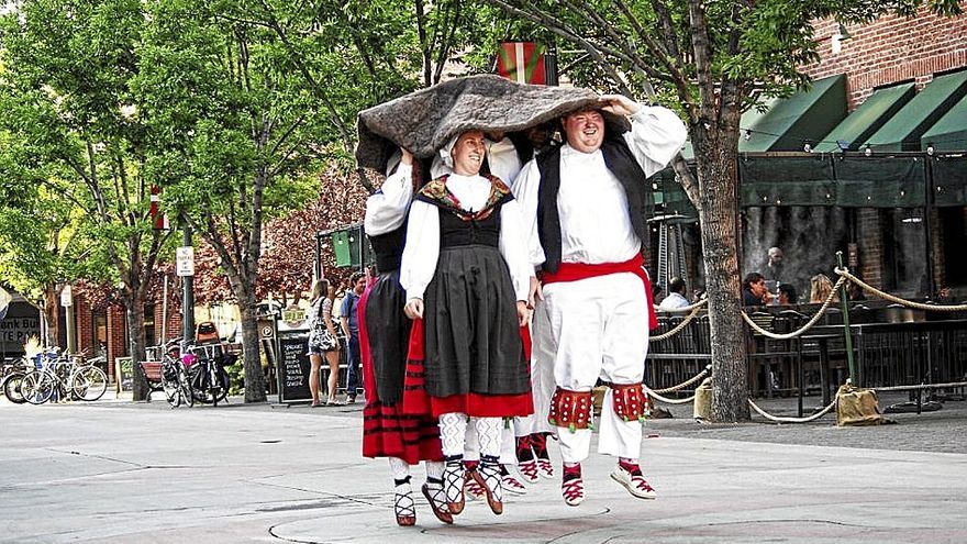 También un grupo de dantzaris rindió homenaje a Euskadi. | FOTO: L. SILES