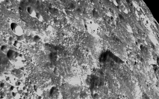 Imagen a corta distancia de la Luna tomada por la nave Orión.