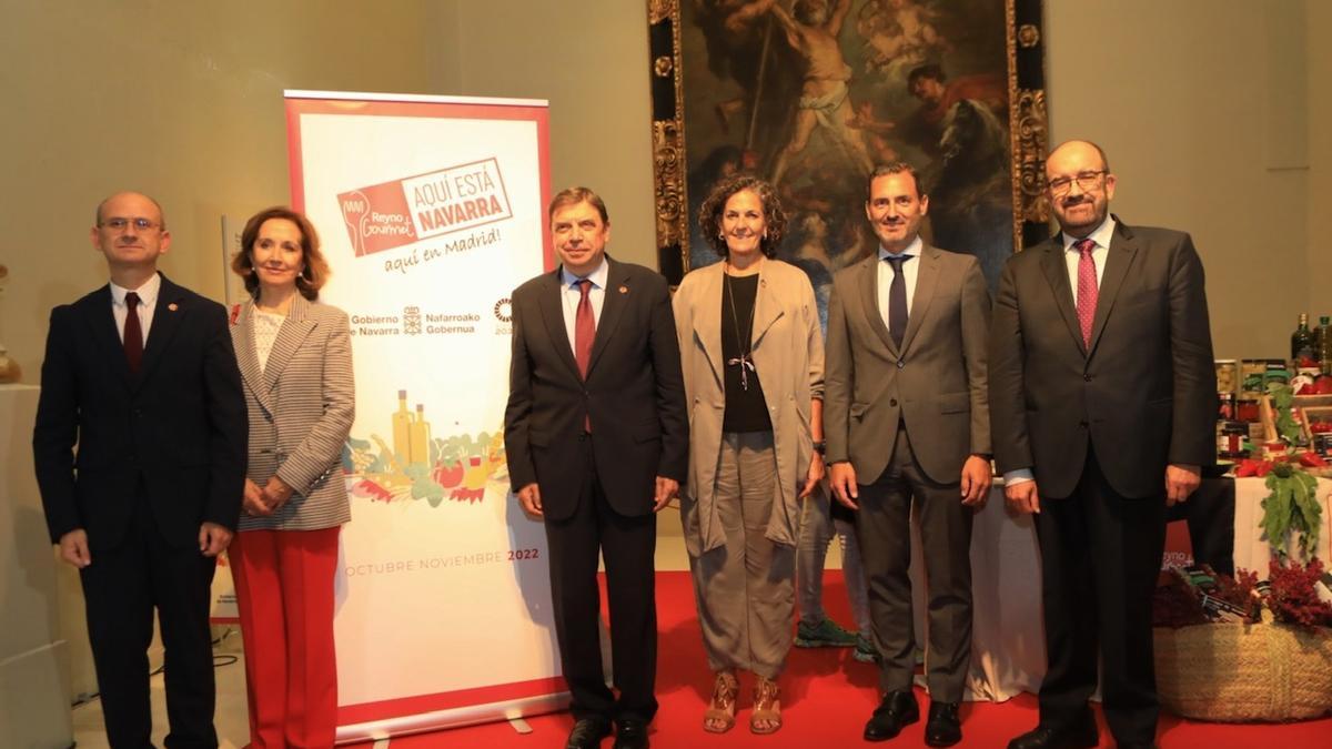 (Izda-dcha) José Miguel Herrero (director general de la Industria Alimentaria), Lourdes Plana (presidenta de la Real Academia de Gastronomía), Luis Planas (ministro de Agricultura), Itziar Gómez (consejera de Desarrollo Rural), Héctor Coronel (director de Turismo del Ayuntamiento de Madrid) y Juan Barbacil (presentador del acto).