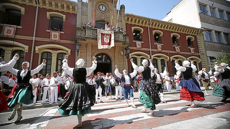 Los dantzaris bailaron la Jota Vieja el paseo de la Inmaculada, después saldrían del zaguán del ayuntamiento el resto de los grupos de música y danzas, tras el disparo del cohete.