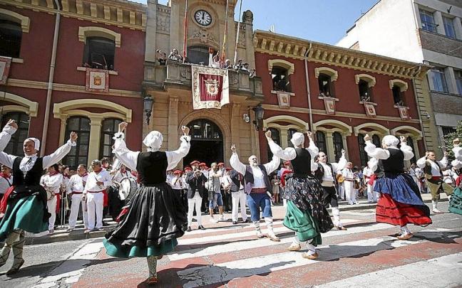 Los dantzaris bailaron la Jota Vieja el paseo de la Inmaculada, después saldrían del zaguán del ayuntamiento el resto de los grupos de música y danzas, tras el disparo del cohete.