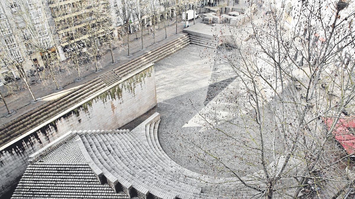 Diferentes espacios de la plaza, incluyendo la escultura que Eduardo Chillida colocó en 1980 y que estuvo escondida durante varios años. | FOTOS: PILAR BARCO