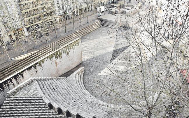 Diferentes espacios de la plaza, incluyendo la escultura que Eduardo Chillida colocó en 1980 y que estuvo escondida durante varios años. | FOTOS: PILAR BARCO Diferentes espacios de la plaza, incluyendo la escultura que Eduardo Chillida colocó en 1980 y que estuvo escondida durante varios años. | FOTOS: PILAR BARCO