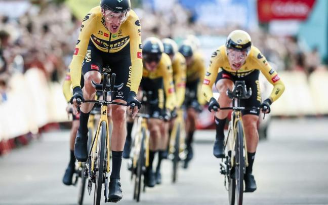 Gesink entra en meta ante la mirada de Roglic en la exhibición del Jumbo. Gesink entra en meta ante la mirada de Roglic en la exhibición del Jumbo.
