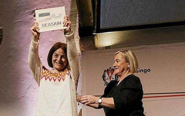 Elena Calvillo recibiendo el premio en Igartza. | FOTO: BEASAINGO UDALA