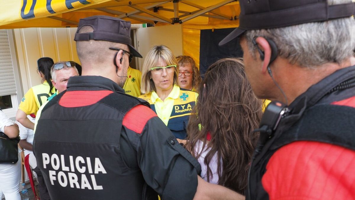 Agentes de la Policía Foral, en el puesto de la DYA.