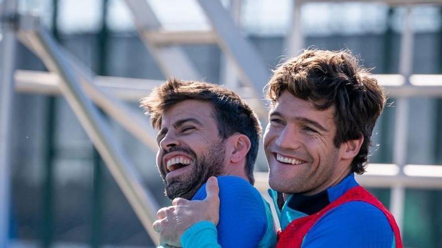 Piqué y Marcos Alonso, sonrientes en el entrenamiento del domingo.