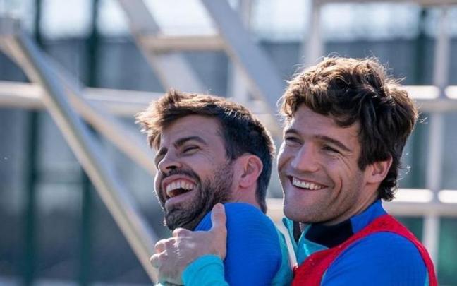 Piqué y Marcos Alonso, sonrientes en el entrenamiento del domingo.