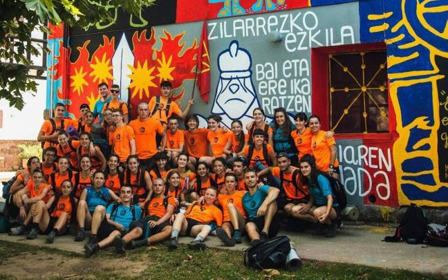 Herri existentziak egindako horma irudian argazkia atera zuten hainbat parte hartzailek.