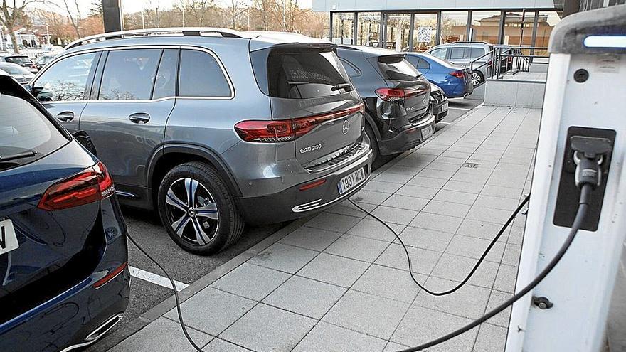 Vehículos eléctricos de Mercedes-Benz cargando sus baterías en la capital alavesa. | FOTO: PILAR BARCO