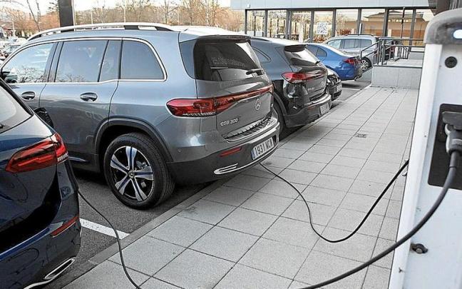 Vehículos eléctricos de Mercedes-Benz cargando sus baterías en la capital alavesa. | FOTO: PILAR BARCO