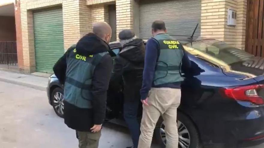 Agentes de Guardia Civil de Navarra con el detenido.