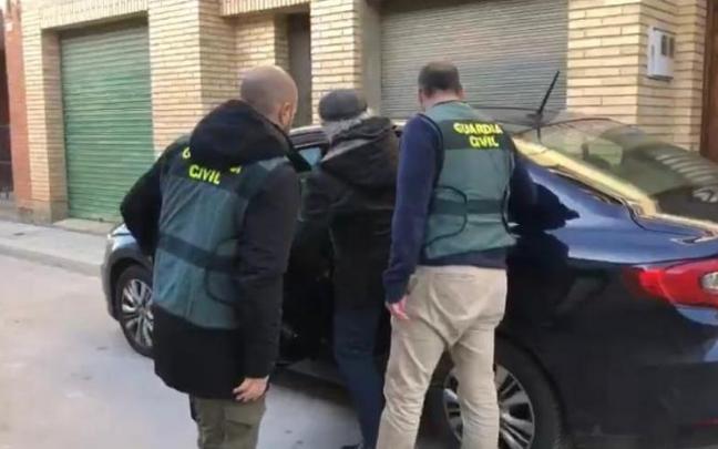 Agentes de Guardia Civil de Navarra con el detenido. Agentes de Guardia Civil de Navarra con el detenido.