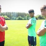 Alex Padilla, Malcom Adu Ares y Luis Bilbao posan para DEIA junto al hotel de concentraci&oacute;n del Athletic en Alemania.
