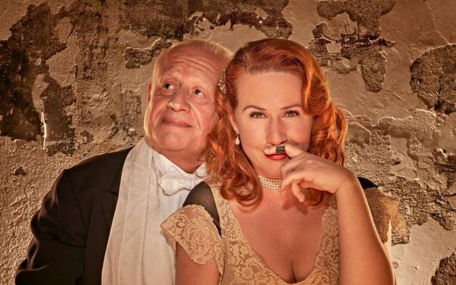 Juan Echanove y Luc&iacute;a Quintana en la obra de teatro 'Ser o no ser'