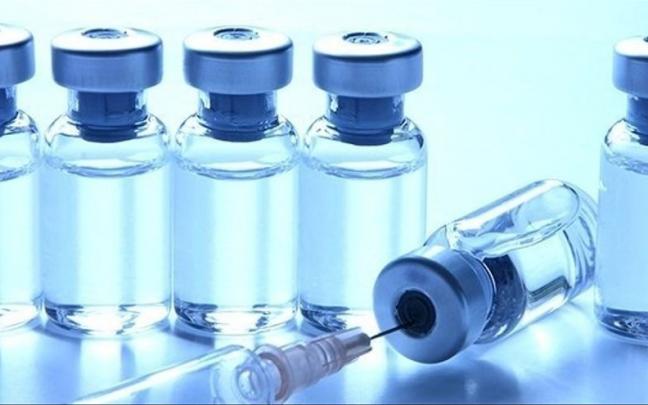 Fotograf&iacute;a con ampollas de vacunas.