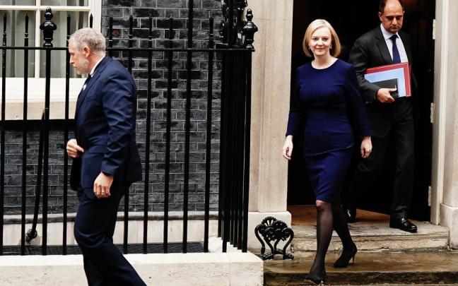 El ministro británico de Economía, Kwasi Kwarteng, insinuó ayer que no descarta introducir más recortes fiscales. El ministro británico de Economía, Kwasi Kwarteng, insinuó ayer que no descarta introducir más recortes fiscales.