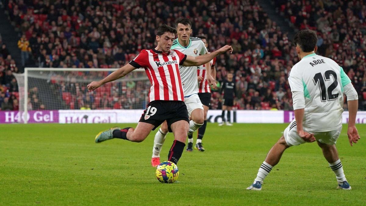 Oier Zarraga golpea el balón ante la oposición de Abde en el derbi del pasado lunes en San Mamés.