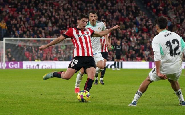 Oier Zarraga golpea el balón ante la oposición de Abde en el derbi del pasado lunes en San Mamés. Oier Zarraga golpea el balón ante la oposición de Abde en el derbi del pasado lunes en San Mamés.