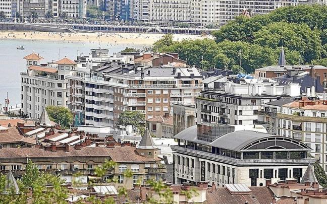 En primer plano, viviendas de la zona de Ondarreta y el barrio de El Antiguo.