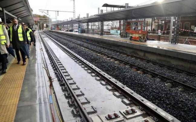 Donostia será la primera de las tres capitales vascas que tendrá lista la estación para la alta velocidad. Donostia será la primera de las tres capitales vascas que tendrá lista la estación para la alta velocidad.