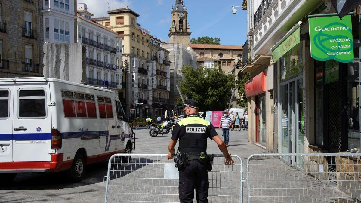 Policía Local y Ertzaintza en el centro de Vitoria