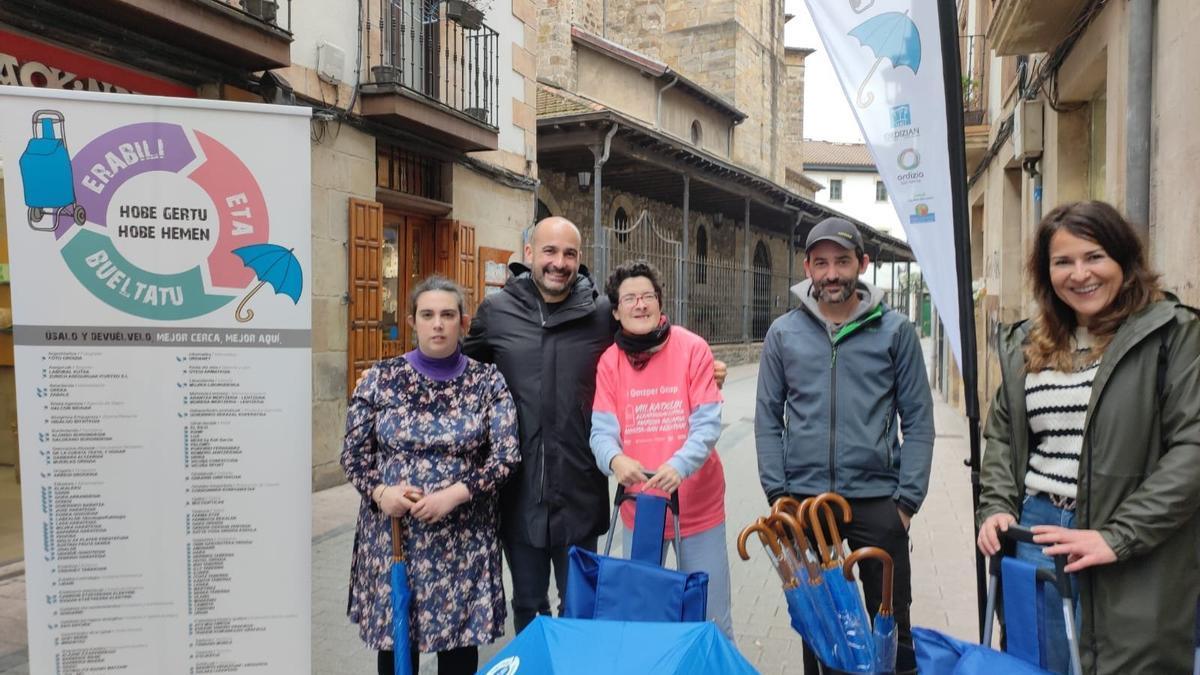 Los clientes de los establecimientos de Ordizia podrán hacer uso de paraguas y carros de la compra