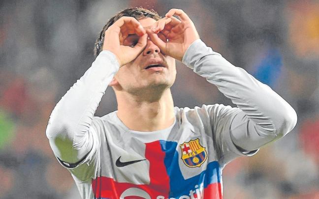 Pedri celebra un gol con un Barcelona que alcanzó el parón ocupando el liderato de LaLiga. | FOTO: OSKAR MONTERO