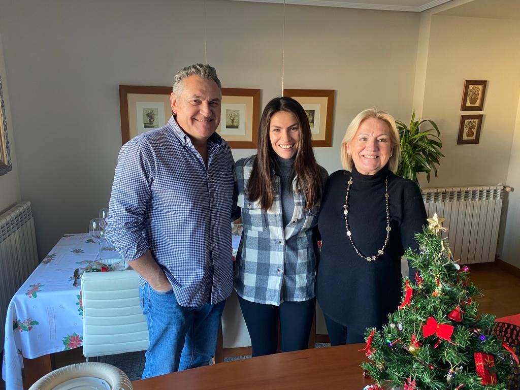 Alejandra posa con sus padres antes de la comida de ayer.