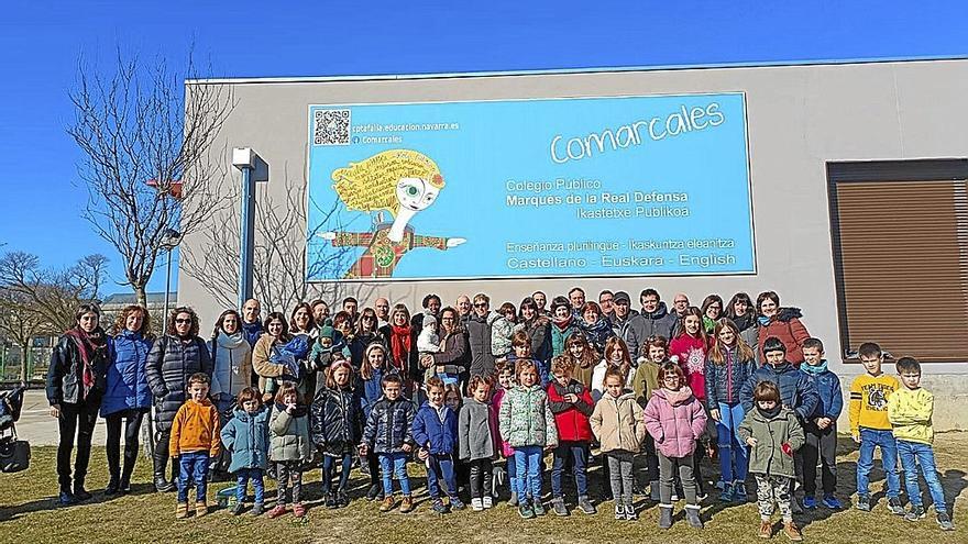 Las familias del modelo D del Colegio Público de Tafalla posan en el patio del centro.