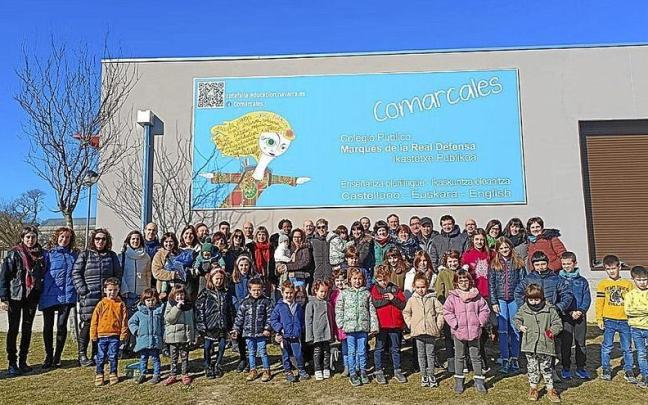 Las familias del modelo D del Colegio Público de Tafalla posan en el patio del centro.