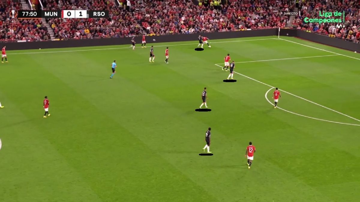 El equipo ha encontrado el modo en que defender con solvencia y en ventaja el míster se centra principalmente en refrescar la primera línea de presión. Oxígeno: en el minuto 77, la Real, bien ajustada, aprieta arriba con Barrene, Sorloth, Cho y Brais (interior de nuevo). Después, el arreón final del United, algo que todos temíamos, queda en una cosa bastante suave (mérito de la Real) y el equipo certifica una victoria que puede ser muy importante no ya para clasificarse, sino para terminar como primero de grupo.