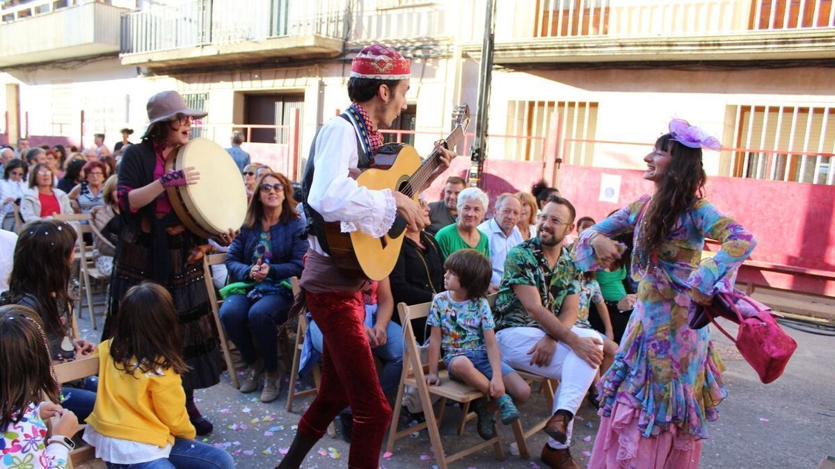 P&uacute;blico viendo una representaci&oacute;n en el IV festival de teatro El Gallinero.
