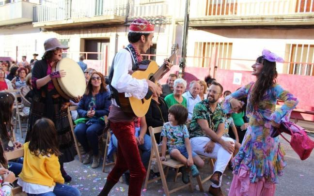 P&uacute;blico viendo una representaci&oacute;n en el IV festival de teatro El Gallinero.