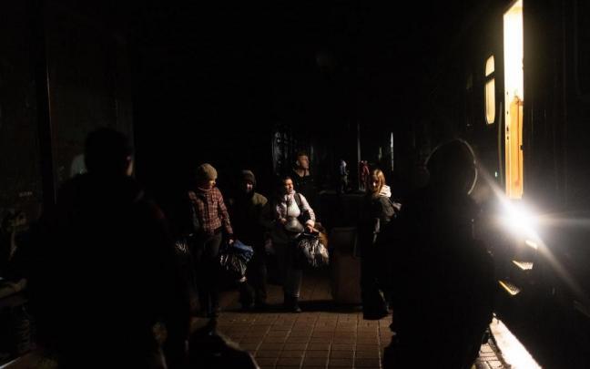 Varias personas son evacuadas de Jersón en la penumbra provocada por los bombardeos rusos. Varias personas son evacuadas de Jersón en la penumbra provocada por los bombardeos rusos.