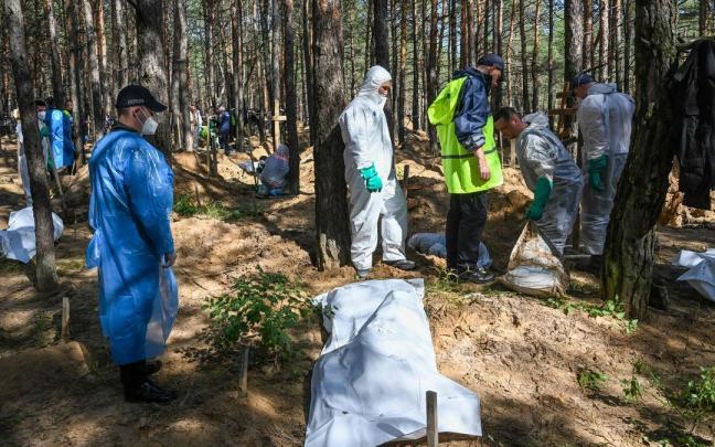 Tareas de identificaci&oacute;n de los cad&aacute;veres hallados en fosas de la ciudad de Izium.