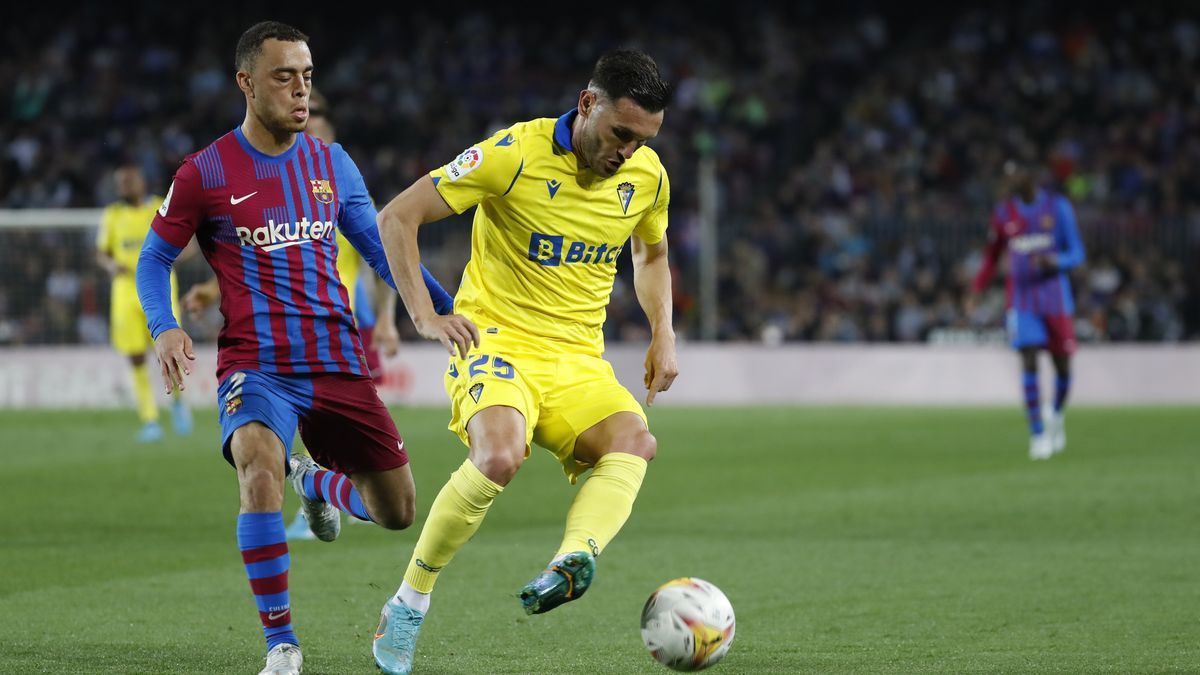 El delantero del Cádiz Lucas Pérez (d) se escapa del estadounidense Sergino Dest, del FC Barcelona, durante un partido.