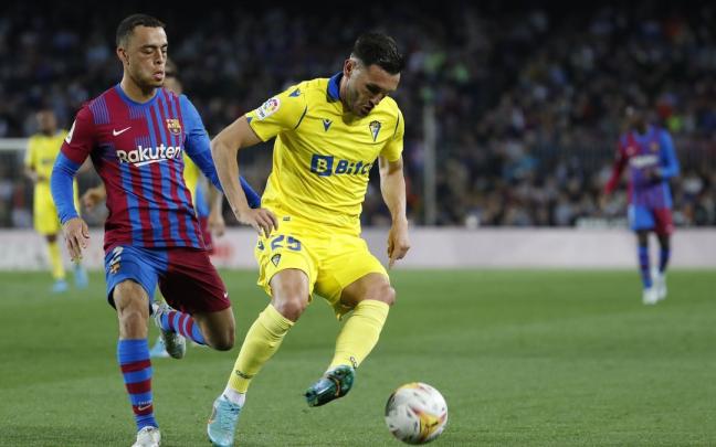 El delantero del Cádiz Lucas Pérez (d) se escapa del estadounidense Sergino Dest, del FC Barcelona, durante un partido.