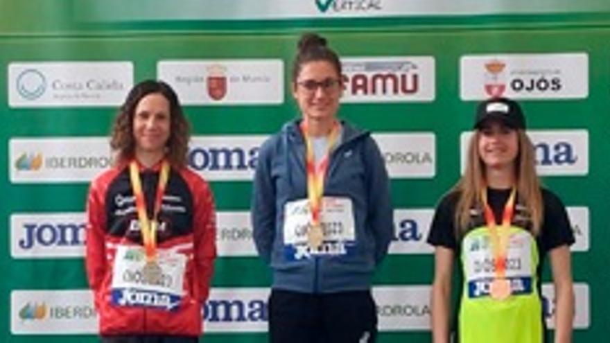 Onditz Iturbe, Nuria Gil y Malen Osa, en el podio del Campeonato de España de Subida Vertical.