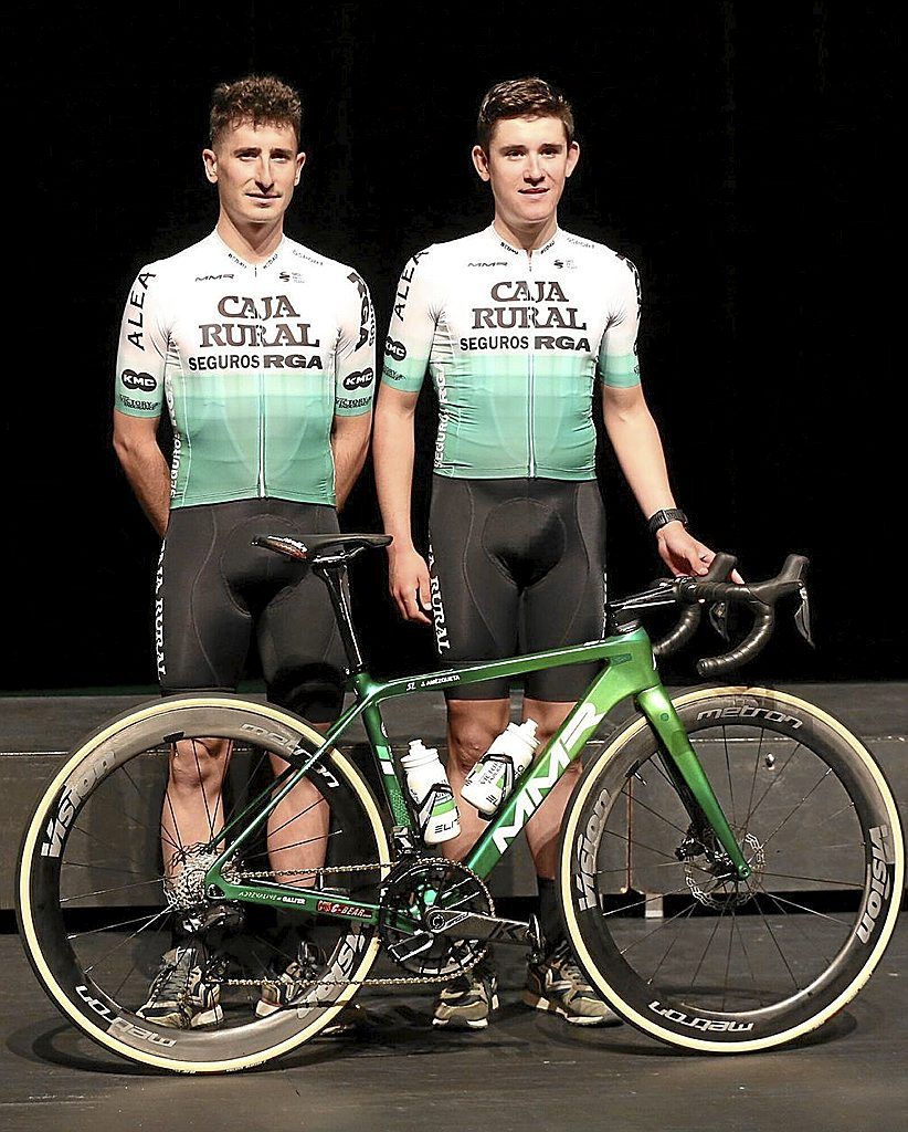 Los ciclistas navarros del equipo profesional de Caja Rural-Seguros RGA Julen Amézqueta y Josu Etxeberria, en la presentación de la plantilla 2023.