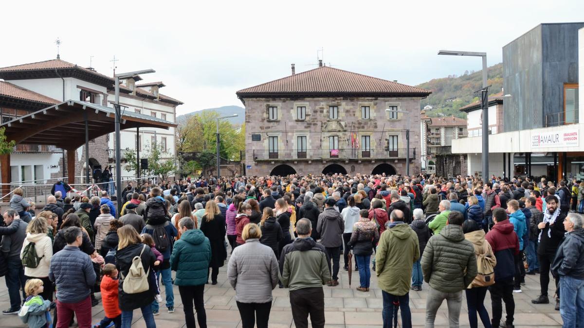 La Plaza de los Fueros de Elizondo se llenó por la tarde para protestar por las prohibiciones y exigir el derecho a opinar.