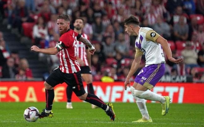 Iker Muniain conduce el balón ante la oposición de los jugadores del Valladolid.