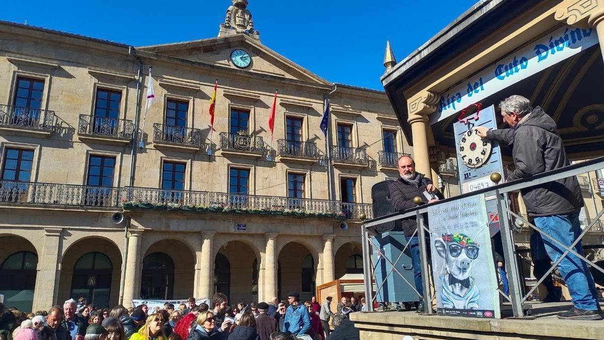 La Orden del Cuto Divino realiza el tradicional sorteo del cerdo en el quiosco, frente a cientos de personas que visitaron las ferias de Tafalla.