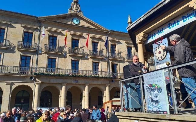 La Orden del Cuto Divino realiza el tradicional sorteo del cerdo en el quiosco, frente a cientos de personas que visitaron las ferias de Tafalla. La Orden del Cuto Divino realiza el tradicional sorteo del cerdo en el quiosco, frente a cientos de personas que visitaron las ferias de Tafalla.