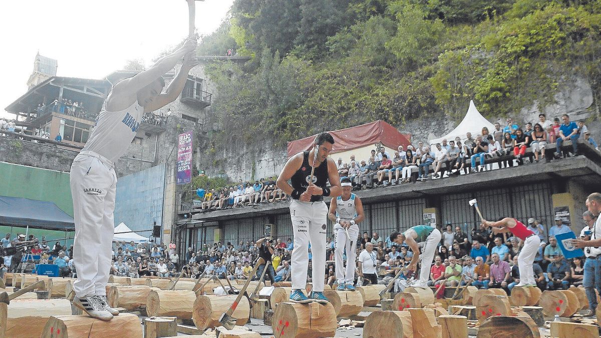 Hodei Ezpeleta, Aitzol Atutxa, Mikel Larrañaga, ‘Txikia IV’ e Iker Vicente, en pleno esfuerzo en la plaza de la Trinidad de Donostia.