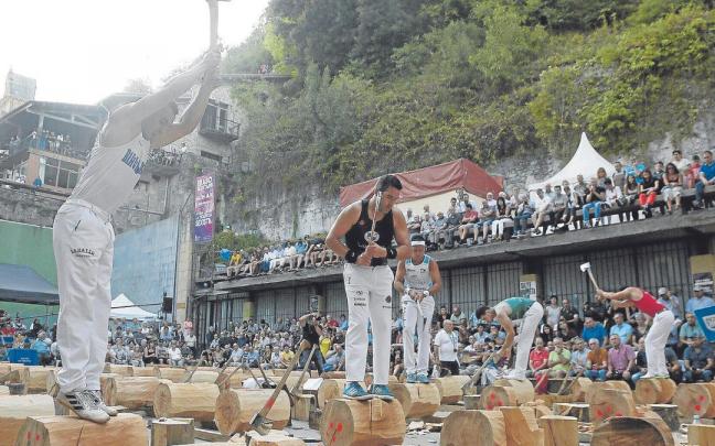 Hodei Ezpeleta, Aitzol Atutxa, Mikel Larrañaga, ‘Txikia IV’ e Iker Vicente, en pleno esfuerzo en la plaza de la Trinidad de Donostia. Hodei Ezpeleta, Aitzol Atutxa, Mikel Larrañaga, ‘Txikia IV’ e Iker Vicente, en pleno esfuerzo en la plaza de la Trinidad de Donostia.
